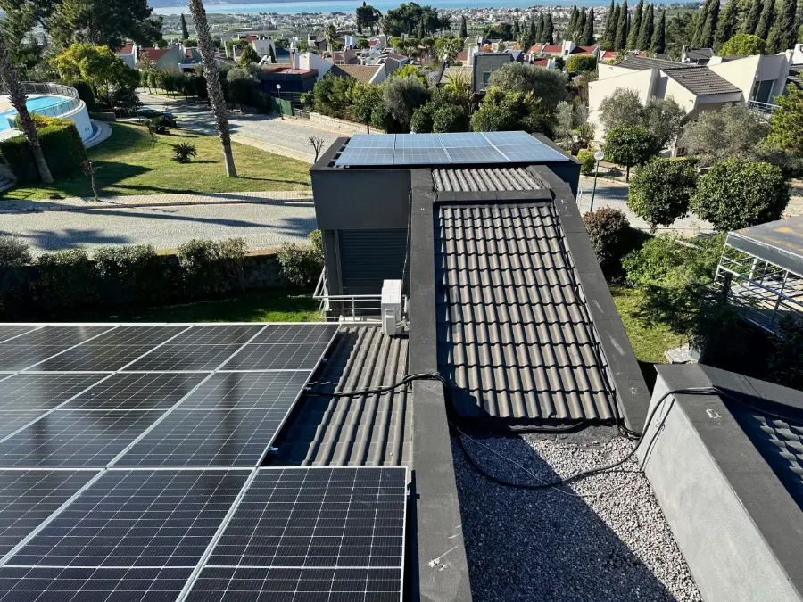 Ticari çatıda güneş enerjisi ve elektrik altyapısı kurulumu, drone görünümü
