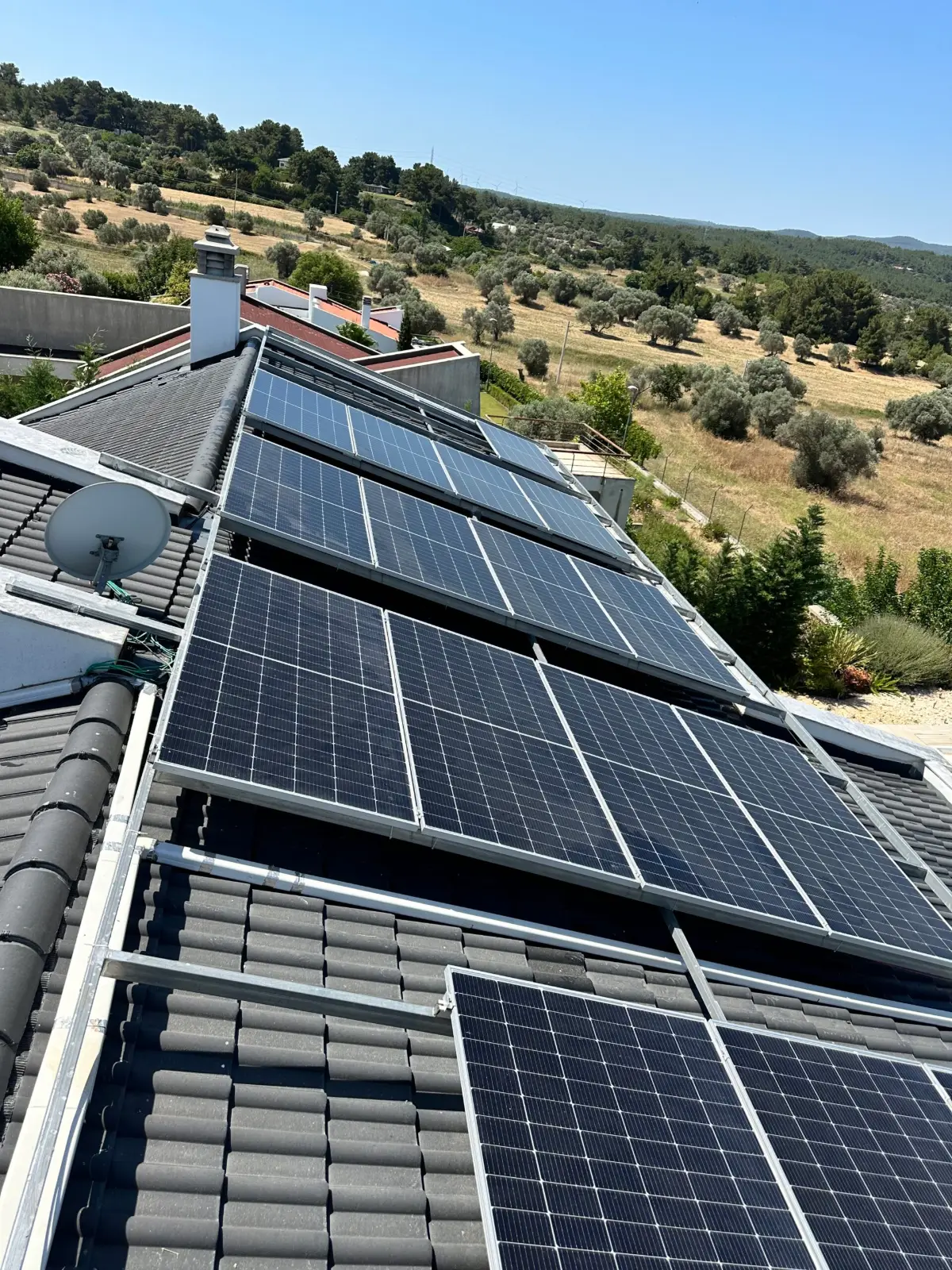 Urla'da kiremit çatıya kurulan güneş enerjisi paneli dizisi - Elibol Elektrik
